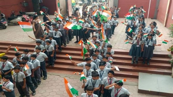 अल्पाइन स्कूल के बच्चों ने देशभक्ति की भावना से ओतप्रोत होकर निकाली तिरंगा रैली