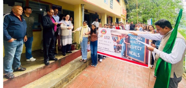डीएसबी परिसर में एंटी रैगिंग रैली के अवसर पर रैगिंग के संबंध में शपथ लेते विद्यार्थी।