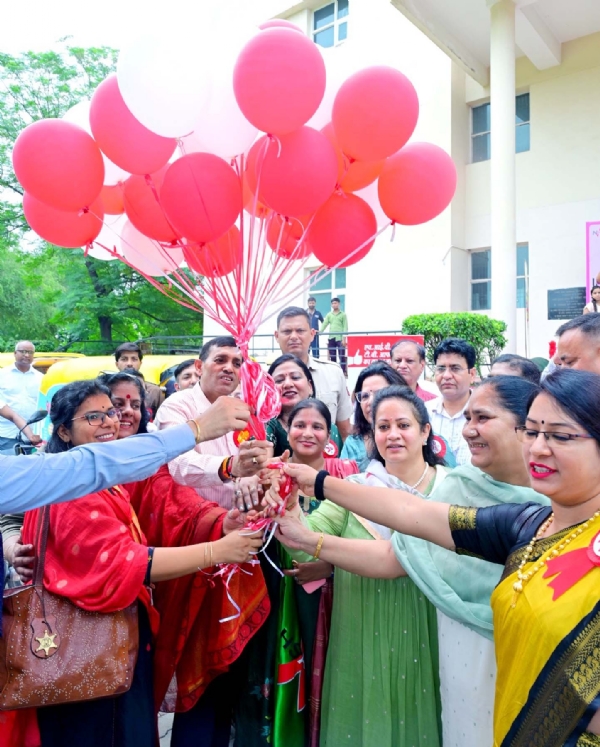 गुरुग्राम में अंतरराष्ट्रीय युवा दिवस पर राज्य स्तरीय एचआईवी/एड्स जागरुकता अभियान के तहत बैलून छोड़तीं स्वास्थ्य मंत्री आरती सिंह राव।