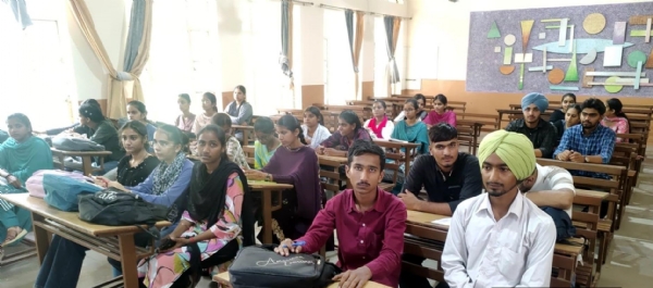 फतेहाबाद। बीएड कॉलेज में कार्यशाला में स्मार्ट बोर्ड के लाभ बताते ललित कुमार व उपस्थित विद्यार्थी।