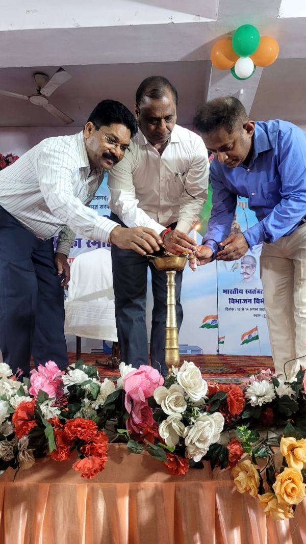 भारतीय स्वतंत्रता की वीर गाथा एवं विभाजन विभीषिका” प्रदर्शनी का शुभारंभ करते अधिकारी