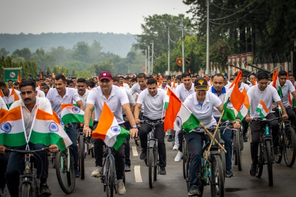 तिरंगा रैली निकालते जवान।
