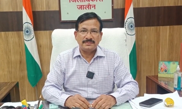 जानकारी देते जिलाधिकारी
