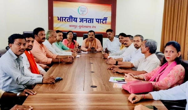 कानपुर में क्षेत्रीय मुख्यालय में क्षेत्रीय मॉनिटरिंग टोली के साथ बैठक को संबोधित करते क्षेत्रीय भाजपा अध्यक्ष प्रकाश पाल का छायाचित्र