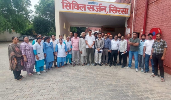 नागरिक अस्पताल परिसर में सरकार के खिलाफ रोष जाहिर करते कर्मचारी।