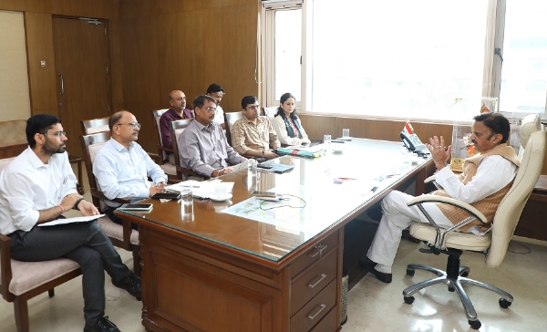 लोक स्वास्थ्य एवं चिकित्सा शिक्षा विभाग के विभिन्न विषयों की समीक्षा