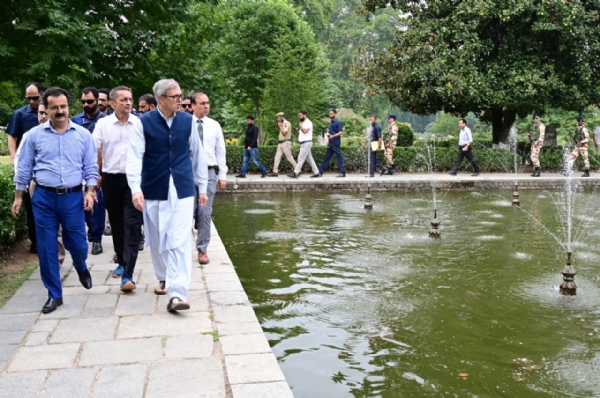 मुख्यमंत्री ने जीर्णोद्धार कार्यों का जायजा लेने के लिए शालीमार गार्डन का किया दौरा