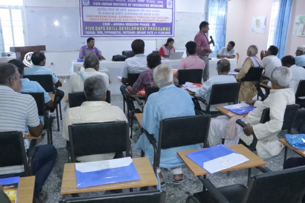 प्रशिक्षण में भाग वेते किसान