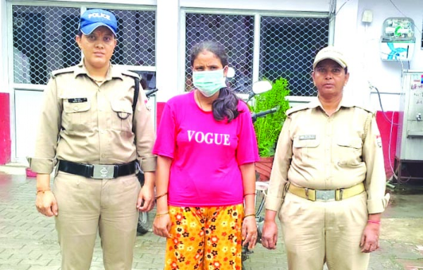 पुलिस गिरफ्त में आरोपिता
