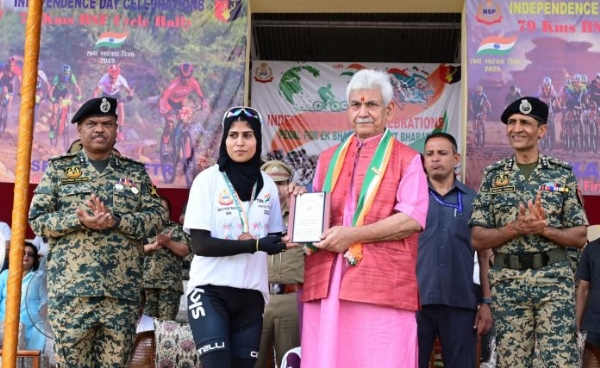 एक भारत, श्रेष्ठ भारत के लिए साइकिल रैली में भाग लेने वाले 79 साइकिल चालकों को उपराज्यपाल ने किया सम्मानित
