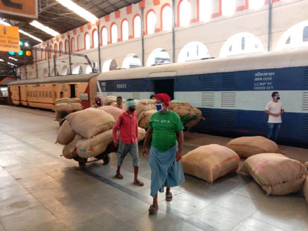 रेलवे स्टेशन पर पार्सल सेवा (फाइल फोटो)
