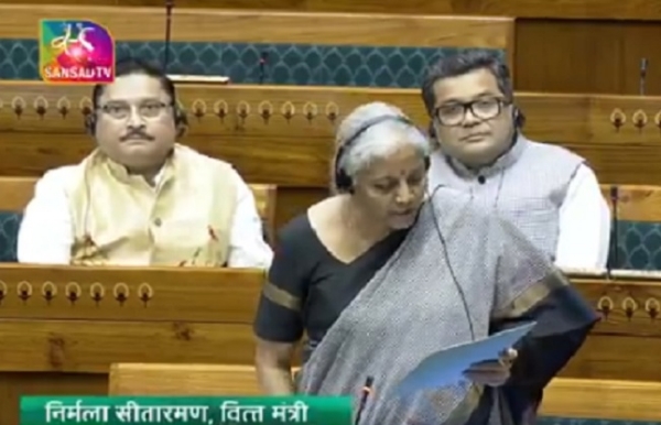 विधयेक पेश करते वित्‍त एवं कॉर्पोरेट मामलों की मंत्री निर्मला सीतारमण