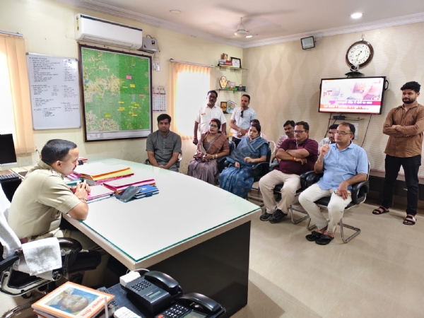 एसपी सूरज सिंह परिहार से चर्चा करते हुए भाजपाइयों का प्रतिनिधिमंडल।