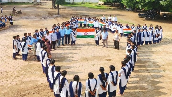 छात्राओं ने बनाई भारत के नक्‍शे की प्रतिकृति