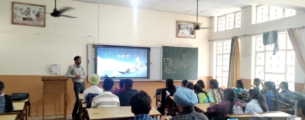फतेहाबाद। बीएड कॉलेज में कार्यशाला में स्मार्ट बोर्ड के लाभ बताते ललित कुमार व उपस्थित विद्यार्थी।