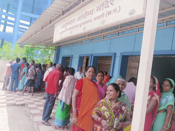 नगर निगम द्वारा लगाए गए पेंशन खाता अपडेट शिविर में लगी लोगों की भीड़।