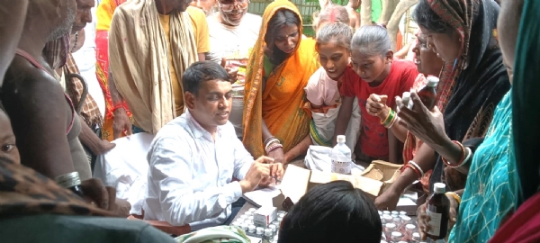 चिकित्सक मरीजों को देखते हुए