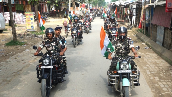 बाइक रैली निकालते एसएसबी के जवान