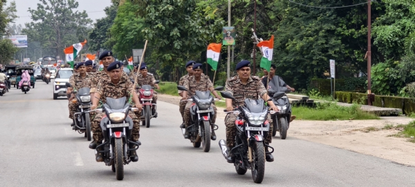 सीआरपीएफ ने निकाली बाइक रैली, राष्टीय ध्वज का किया वितरण