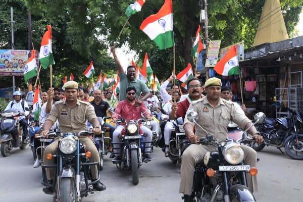 तिरंगा यात्रा के दौरान बाइक पर झंडा हाथों में लेकर घुमते डीएम व एडीएम