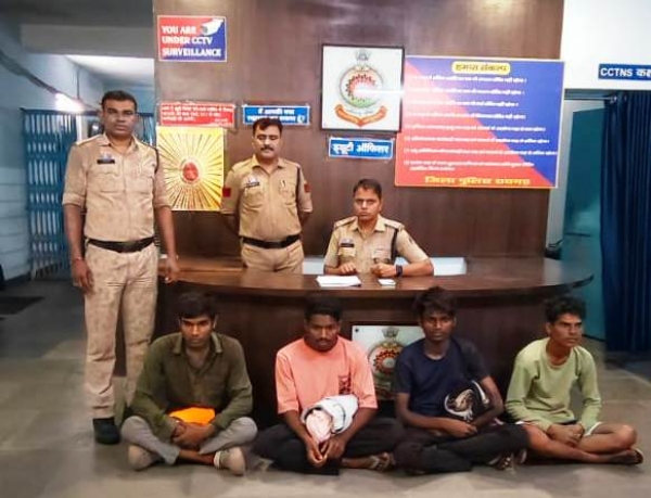 पुलिस के गिरफ्त में आरोपीगण