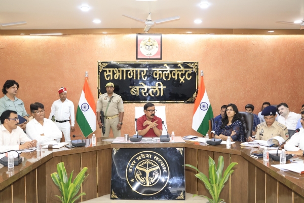 कलेक्ट्रेट सभागार में गौशालाओं की व्यवस्थाओं की समीक्षा करते जिलाधिकारी अविनाश सिंह।