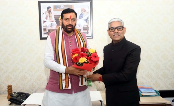 मुख्यमंत्री से शिष्टाचार भेंट करते कुलपति प्रो. डॉ. विनोद कुमार वर्मा।