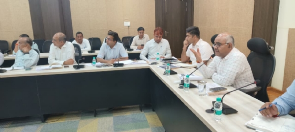 कर करेत्तर बैठक की समीक्षा करते जिलाधिकारी