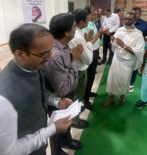 मुख्‍यमंत्री के बात करते चेंबर के सदस्‍य