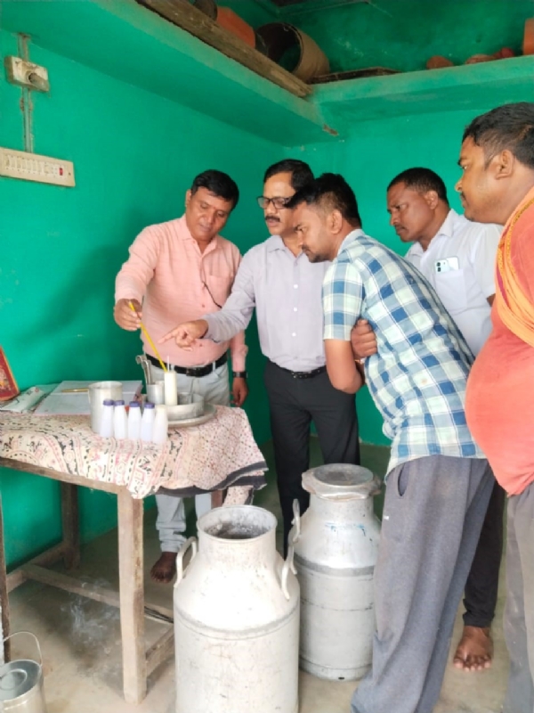 संग्रहित दूध की जांच करते हुए।