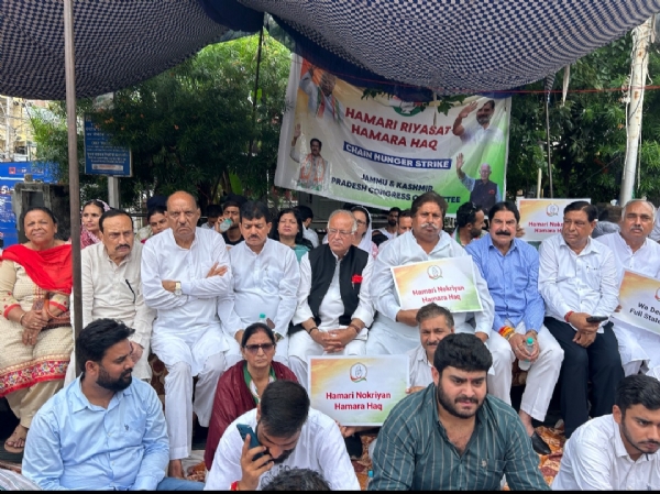 राज्य का दर्जा बहाल करने की मांग को लेकर कांग्रेस का श्रृंखलाबद्ध अनशन जारी, रामबन और रियासी नेताओं ने जम्मू में दिया धरना
