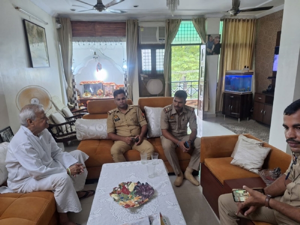 अपने निवास स्थान पर नजर बंद हुए वरिष्ठ कांग्रेसी नेता भूधर नारायण मिश्रा का छाया चित्र