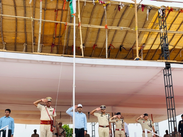 पुलिस आयुक्त सतेंद्र गुप्ता परेड की सलामी लेते हुए