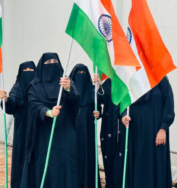 तिरंगा रैली में शामिल ट्रिपल तलाक पीड़ित महिलाएं, निदा खान के नेतृत्व में गर्व से लहरातीं राष्ट्रीय ध्वज