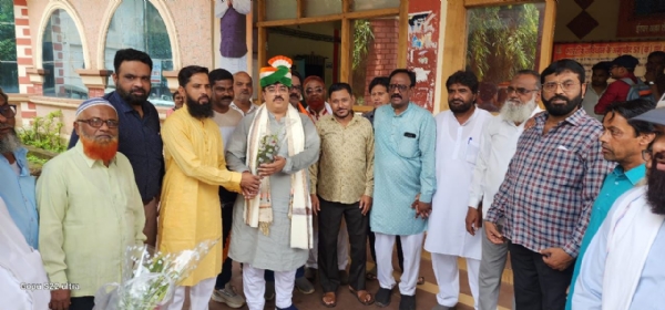 डेयरी हटाने पर महापौर रामू रोहरा को सम्मानित करते हुए मुस्लिम समाजजन।
