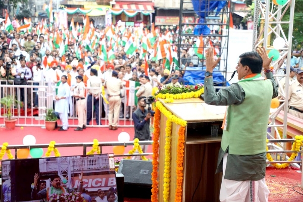 मुख्यमंत्री डॉ. मोहन यादव इंदौर में विशाल तिरंगा यात्रा में शामिल हुए