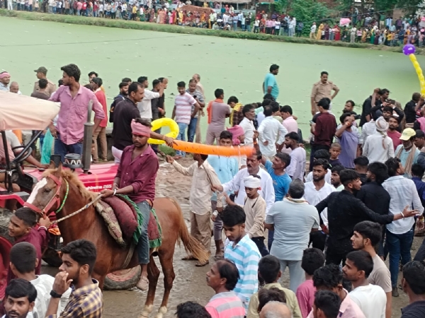 मेले में  दूसरे गांव से आए बाराती