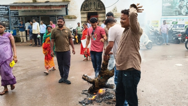 सीएम का पुतला जलाते हुए कांग्रेसी।