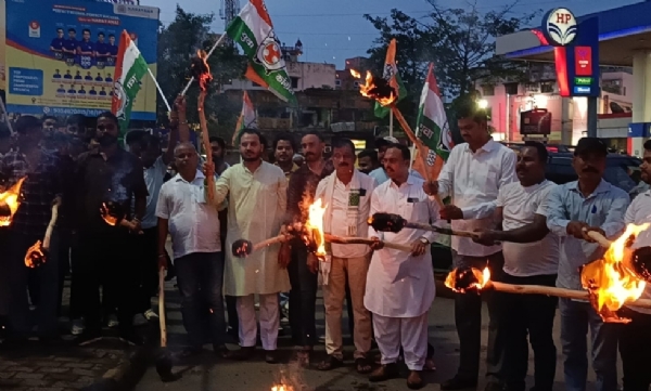 कांग्रेस का मसाल जुलूस