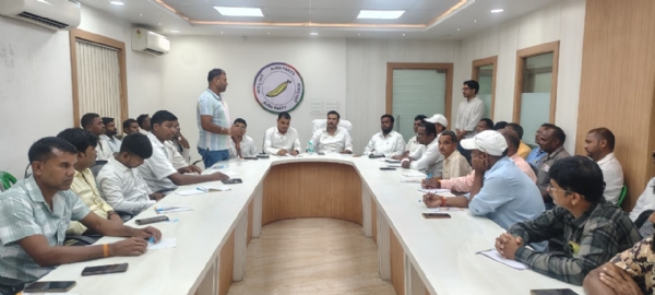 आजसू की बैठक में मौजूद सुदेश महतो सहित अन्‍य
