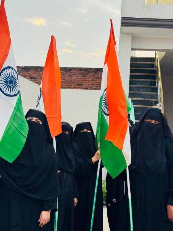 तिरंगा रैली में शामिल ट्रिपल तलाक पीड़ित महिलाएं, निदा खान के नेतृत्व में गर्व से लहरातीं राष्ट्रीय ध्वज