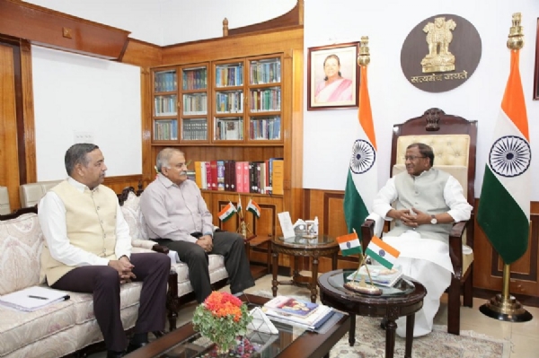 राज्यपाल लक्ष्मण प्रसाद आचार्य सैनिक कल्याण निदेशालय के साथ की बैठक करते हुए।
