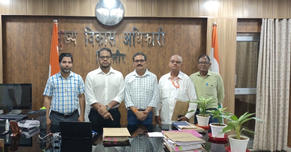सीडीओ के साथ समिति के सदस्य