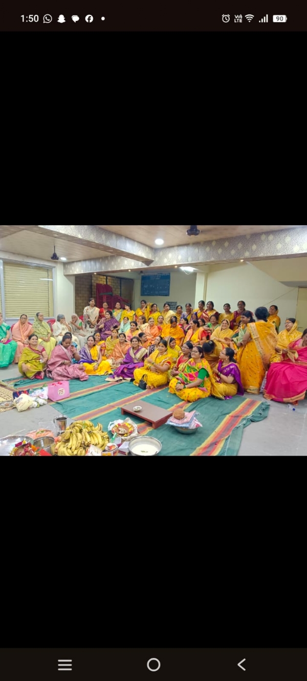 समूह में पूजा करती हुई समाज की महिलाएं।