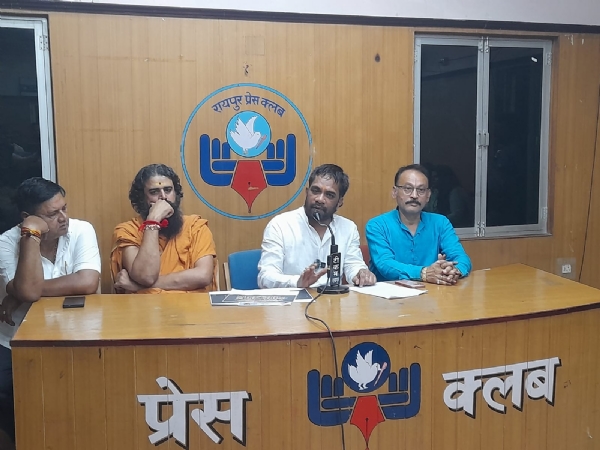 सार्वजनिक दही हांडी उत्सव समिति के संयोजक बसंत अग्रवाल रायपुर प्रेस क्‍लब पत्रकारवार्ता