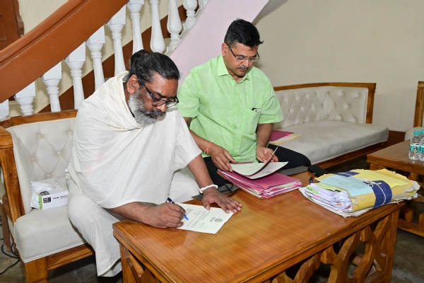 मुख्यमंत्री काम करते हुए