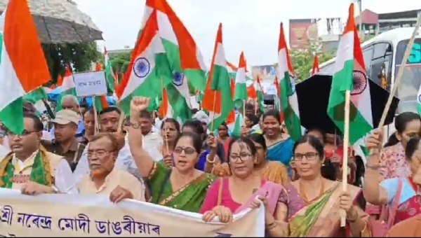 बिश्वनाथ में निकाली गई तिरंगा यात्रा की तस्वीर।