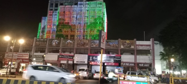 तिरंगा लाइटों से जगमग प्रयागराज विकास प्राधिकरण की इमारत इंदिरा भवन