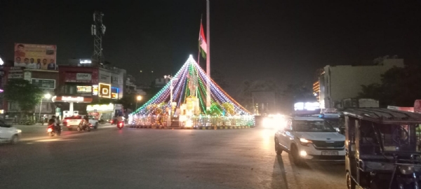तिरंगा लाइटों से जगमग प्रयागराज के सिविल लाइंस सुभाष चौराहे का छाया चित्र