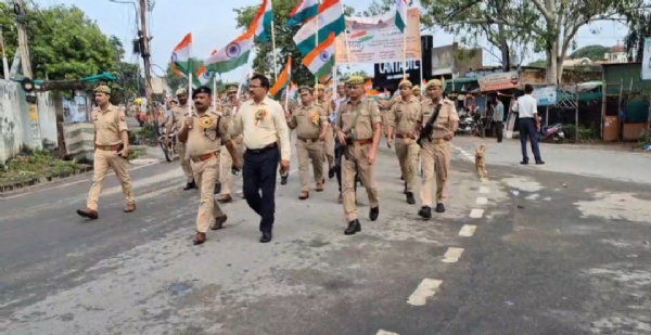 तिरंगा यात्रा निकालते डीएम व एसपी